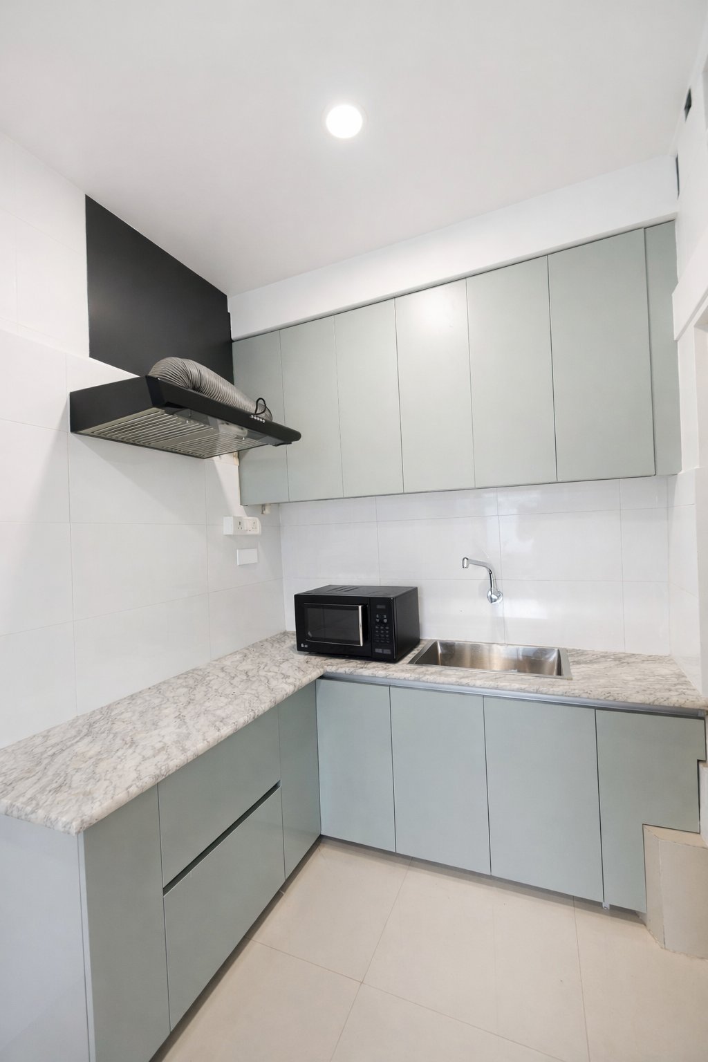 Fully equipped kitchen — shared with all rooms